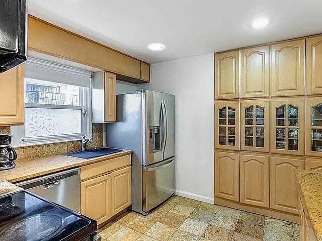 Building Photo - 57-75-75 Cloverdale Blvd