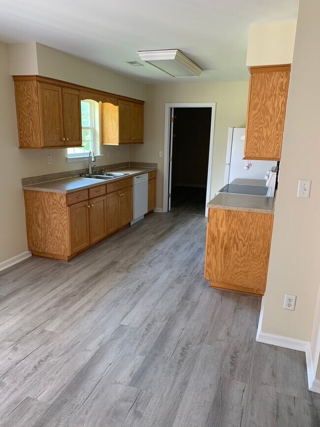 Building Photo - Gorgeous and Spacious Country home located in Camden County.