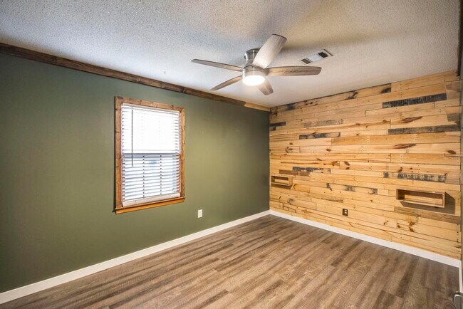 Building Photo - 609 Forest Lake Dr