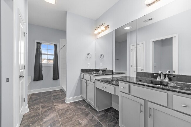 Building Photo - 3 bedroom 2 bathroom with a bonus room