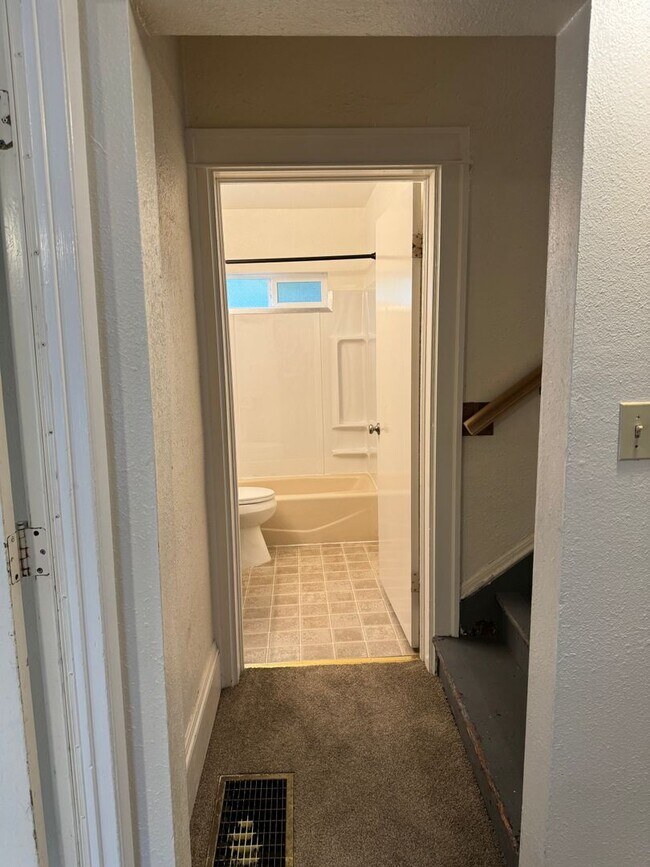 Building Photo - Large 4 bedroom, 1.5 bathroom farm house on River Rd!