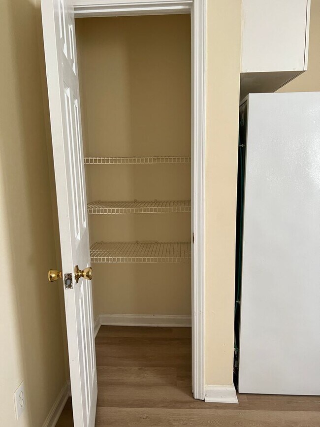 Building Photo - 3 Bedroom, 2 Bath House Available On Wesle...