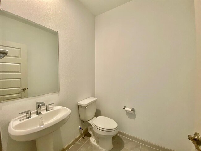 Building Photo - 1515 Wells Manor Ln