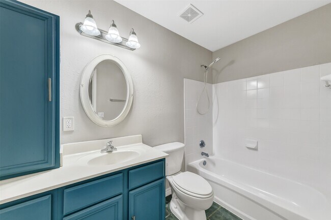 Building Photo - 4418 N Live Oaks Cir