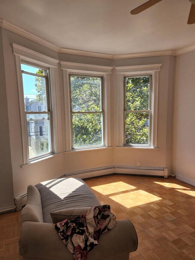 Building Photo - For Rent