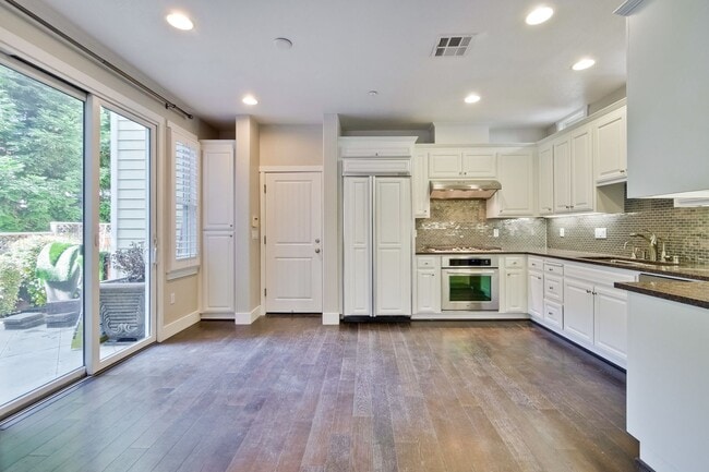 Building Photo - Gorgeous Morgan Park Refreshed for Immediate Move-In! Must see!
