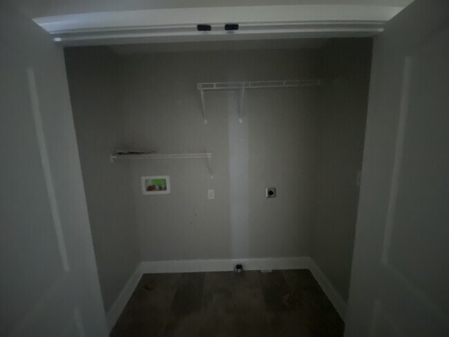 Building Photo - 485 Labrador Dr