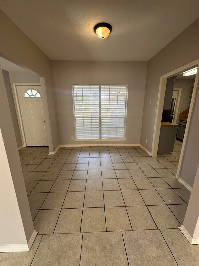 Building Photo - 2612 Cheyenne Dr