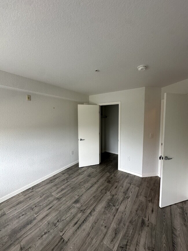Building Photo - Now Available! Private room in 3 bed / 2 bath condo