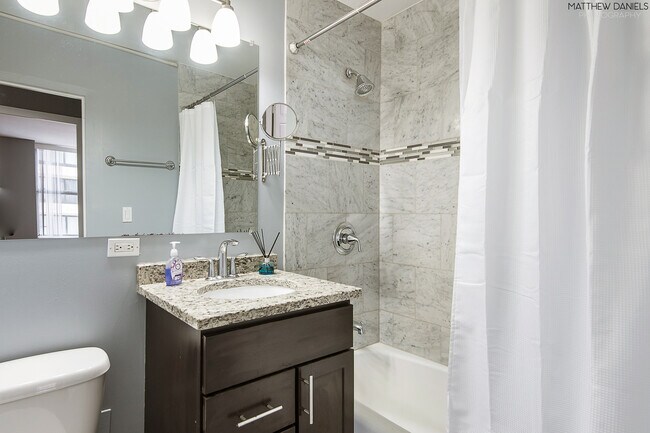 Building Photo - 5757 N Sheridan Rd