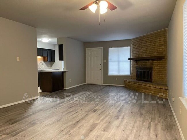 Building Photo - 921 W Rochelle Rd