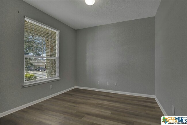 Building Photo - 240 Oak Creek Way