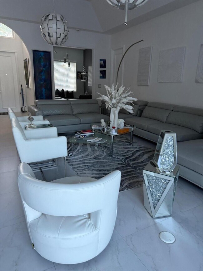 Building Photo - 830 Bailey St