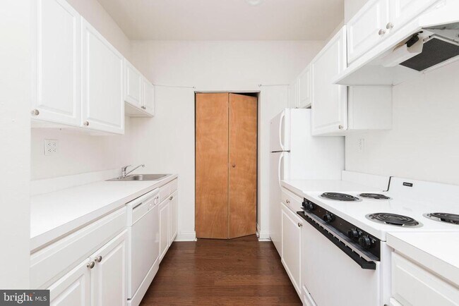 Building Photo - 220 S 16th St