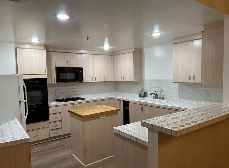 Kitchen - 5350 White Oak Ave
