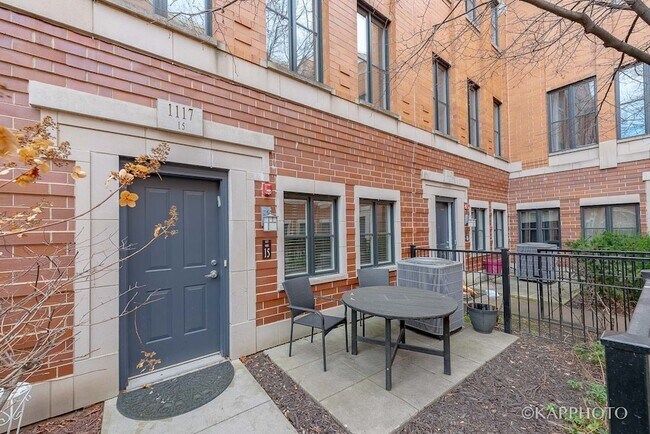 Building Photo - 1117 W Monroe St