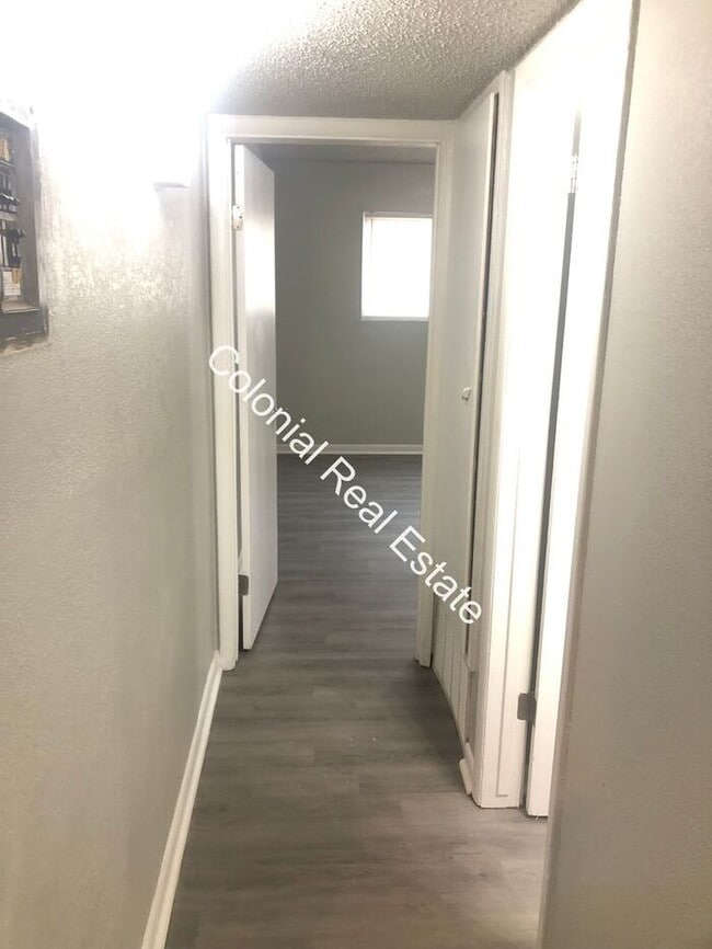 Building Photo - Updated and spacious 2 bedroom 1 bathroom apartment for rent!