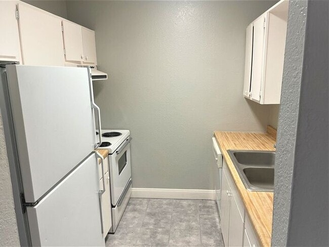 Building Photo - Fall Into A Spacious Home