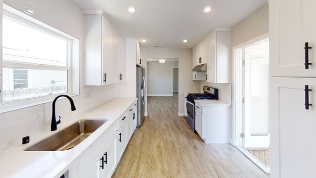 Building Photo - Big Bedrooms,  Great Yard!