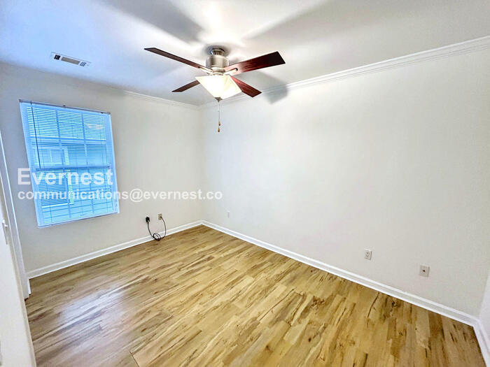 Building Photo - 1065 Fair St SW