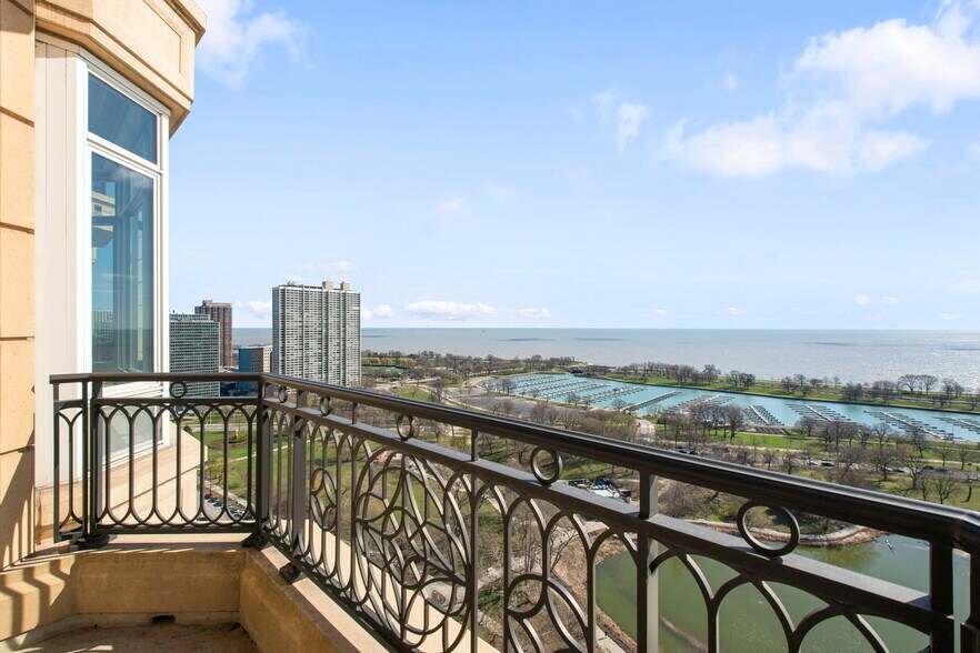 Building Photo - 2550 N Lakeview Ave