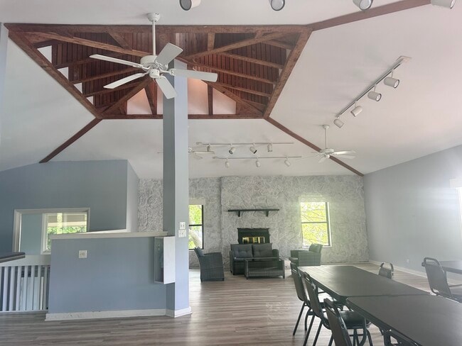 Building Photo - 646 White Ct