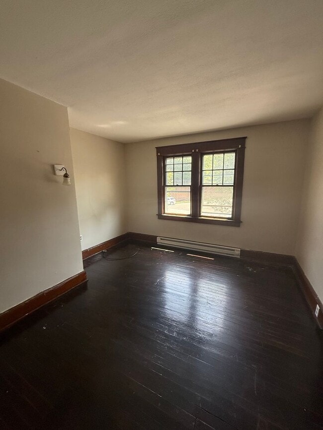 Building Photo - Spacious 3 Bed, 2 Bath Single Family home ...