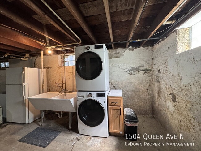 Building Photo - 1504 Queen Ave N