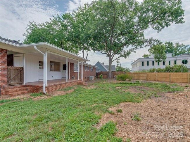 Building Photo - 1422 Holmes Dr