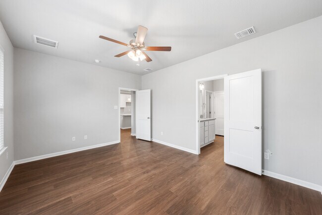 Building Photo - 617 La Parra Bend