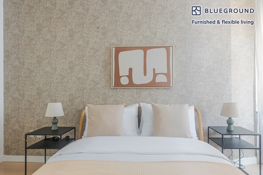 Building Photo - 70 W 45th St