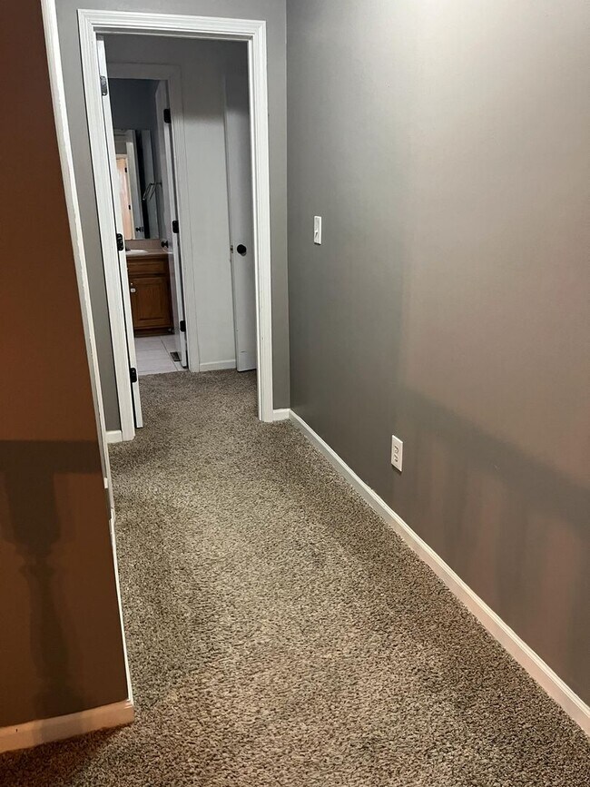 Building Photo - 3 bed 2.5 bath townhome off Bob Billings!