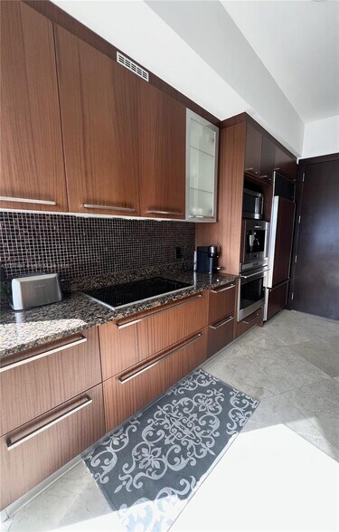 Building Photo - 15901 Collins Ave