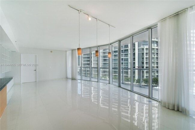 Building Photo - 495 Brickell Ave