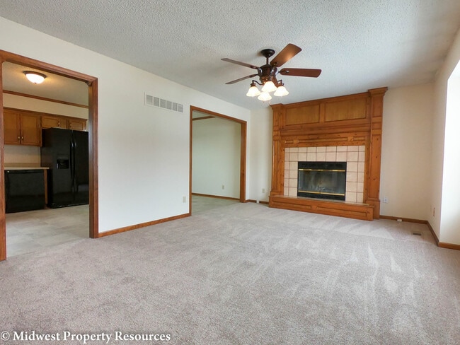 Building Photo - Clean and Fresh 3 Bedroom/2 Bath home in L...