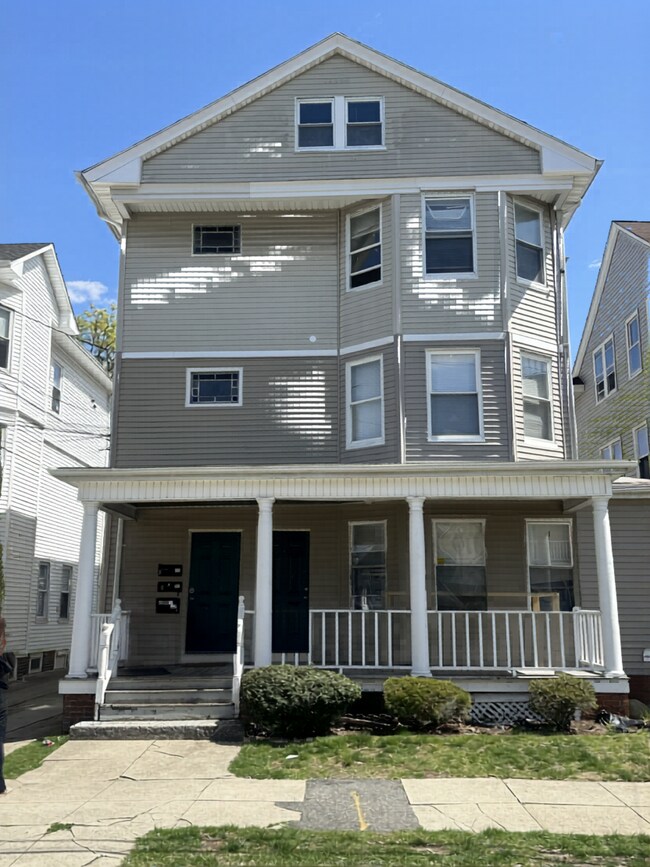 Building Photo - 3 Bed/1 Bath Spacious Apartment near PC!