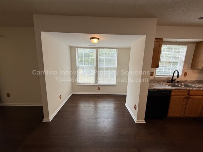 Building Photo - 10722 Roxbury Ct