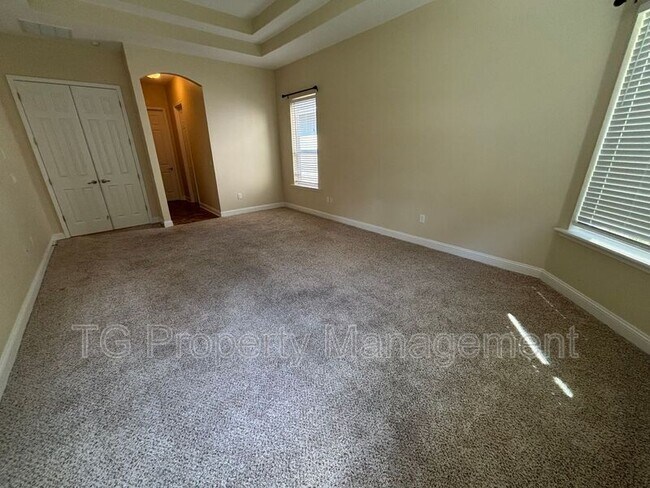 Building Photo - 157 Cloisterbane Dr