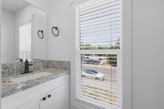 Building Photo - 5 Bed 2 Bath MODERN HERITAGE HOME