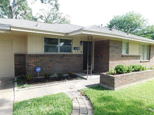 Building Photo - 9710 Pine Lake Dr