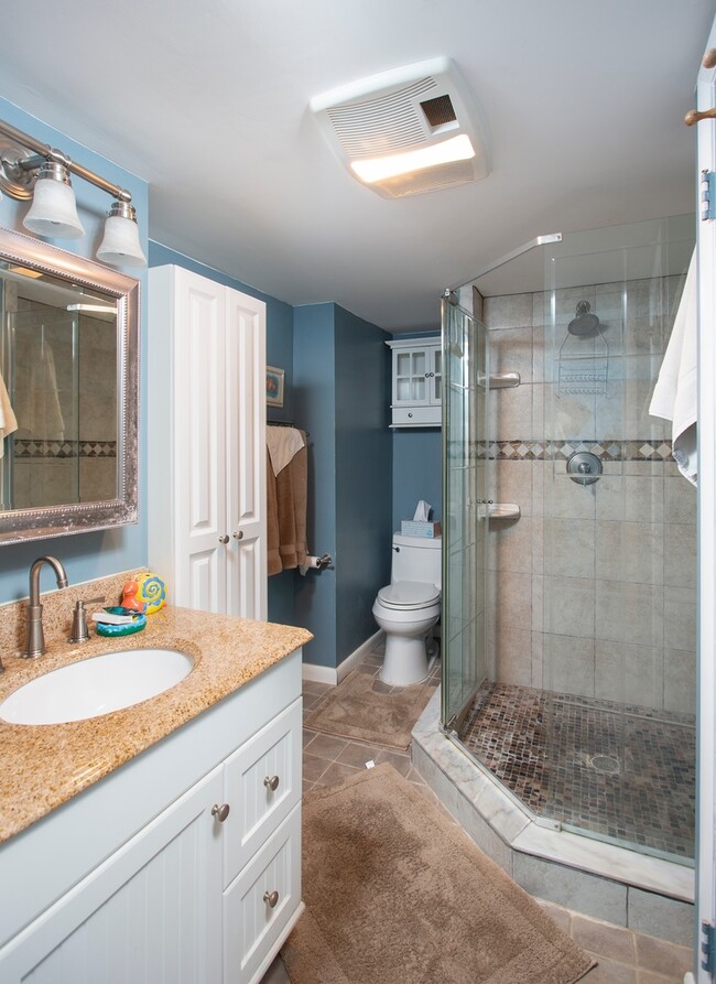 Building Photo - Oceanview condo available NOW until Novemb...