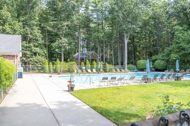 Building Photo - Spacious 2 Bedroom Townhouse in Tunxis Vil...