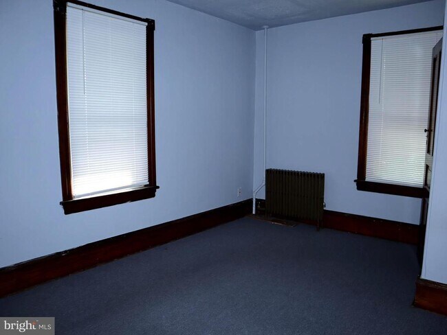 Building Photo - 208 Linden Ave