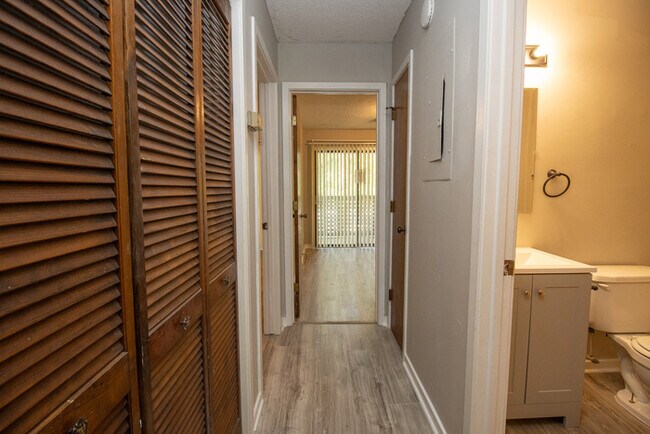 Building Photo - Spacious 2BR 2BA townhome in Village Creek!