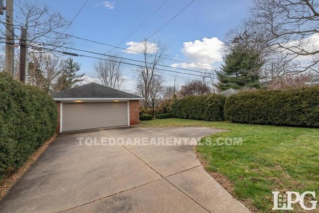 Building Photo - 3835 Hillandale Rd