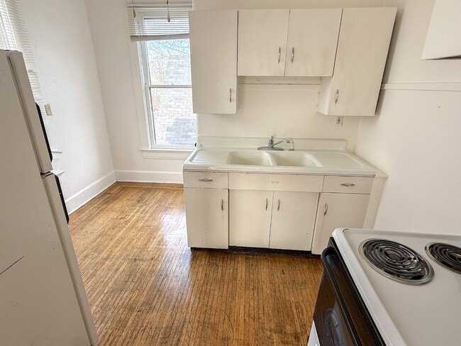 Building Photo - 1322 E Spring St