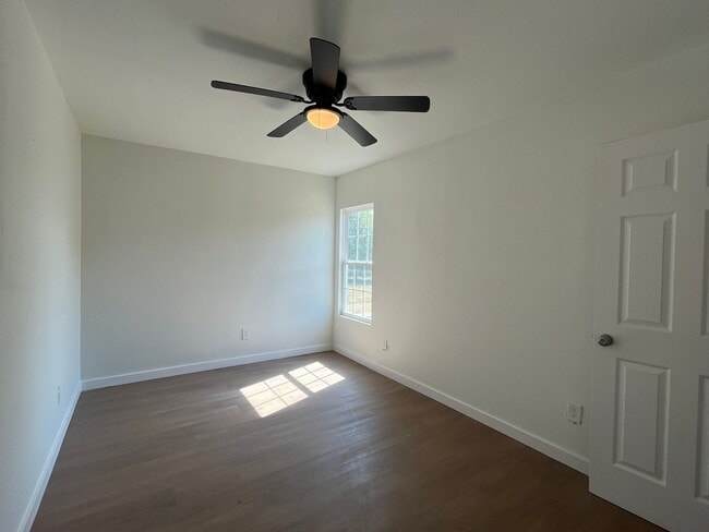 Building Photo - One Bedroom One Bath with Washer and Dryer Included