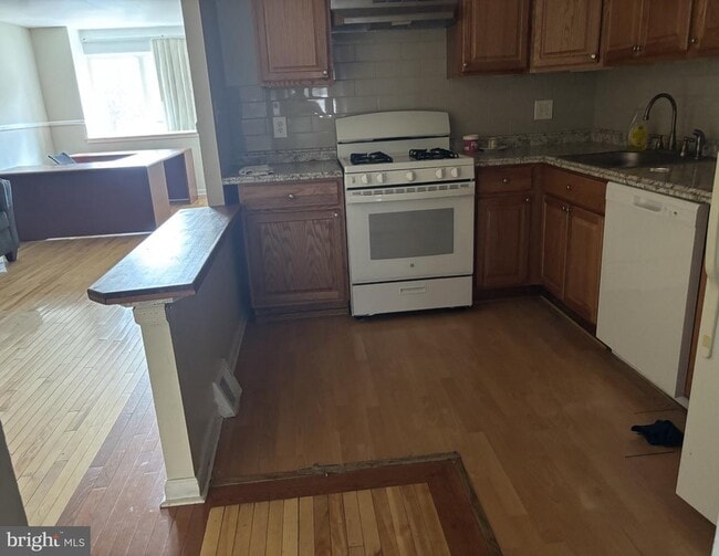 Building Photo - 2419 Tremont St