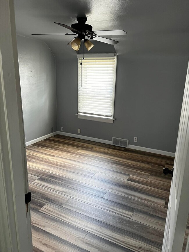 Building Photo - 102 Kenwood Ln