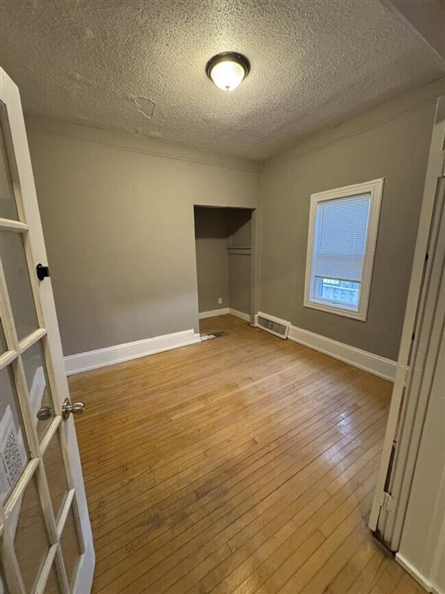 Building Photo - Spacious 4BR Upper Duplex Unit in the Hear...